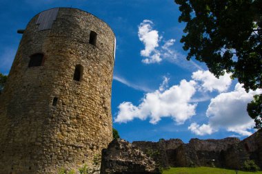 Letonya, Cesis 'te ortaçağ taşlı kalesi. Eski Avrupa mimarisi. Kule ve harabeler. Görüntü altında.