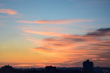 Şehrin üzerinde şafak vakti. Güzel sabah gökyüzü. Yukarıdan görüntüle.