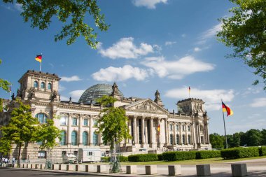 Güneşli yaz gününde Berlin 'deki Reichstag binası. Almanya 'da, Avrupa' da turizm. Modern mimari.
