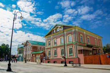 Tataristan 'da modern mimari. Güneşli bir yaz günü. Rusya, Kazan 'da turizm.