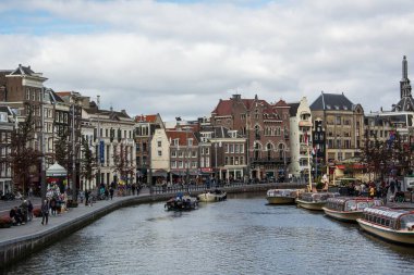 Modern Hollanda şehir mimarisi ve kanal suyundaki yansıma. Amsterdam şehir manzarası. Avrupa 'da turizm.