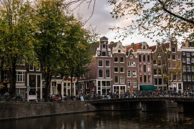 Modern Hollanda şehir mimarisi. Amsterdam 'da bisikletli bir köprü. Avrupa 'da turizm.