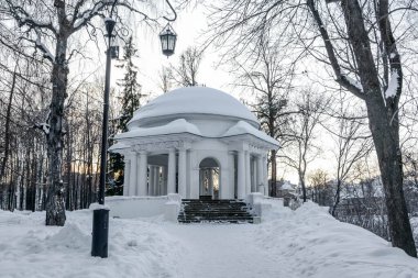 İskender bahçesinin merkezi kubbesi, Kirov, Rusya. Kışın karla kaplı şehir parkı. Fener..