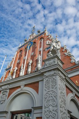 Riga, Letonya 'daki Blackhead' lerin evi. Orijinal mimari. Bulutlu bir gün. Avrupa 'da turizm.