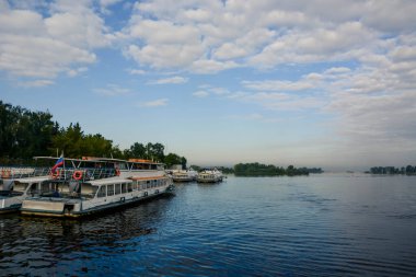 Güzel yaz manzarası. Volga nehir limanı. Gemi otoparkı.