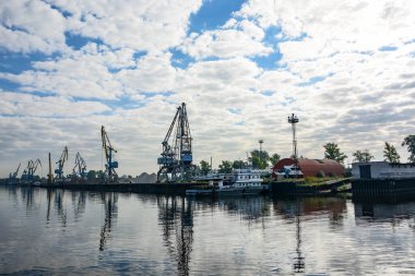 Volga Nehri 'ndeki nehir kargo limanı. Gemilerin bakımı. Nehir turnaları.