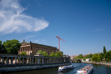 Berlin, Almanya 'da turistik gemileri ve Eski Ulusal Galerisi olan bir kanal. Kule vinci. Avrupa 'da turizm.