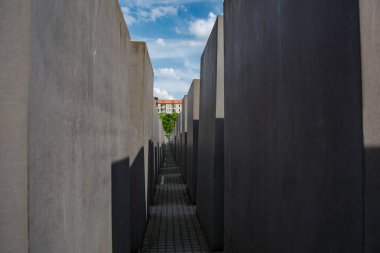 Berlin 'de öldürülen Avrupa Yahudileri Anıtı. Taşlar arasındaki yol.