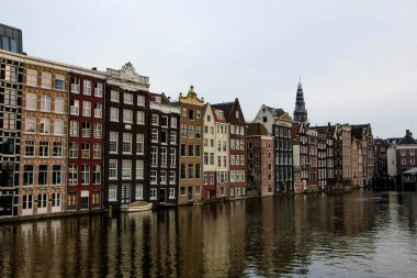 Modern Hollanda şehir mimarisi ve kanal suyundaki yansıma. Amsterdam şehir manzarası. Avrupa 'da turizm.