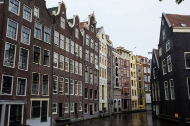 Modern Hollanda şehir mimarisi ve kanal. Amsterdam şehir manzarası. Avrupa 'da turizm.