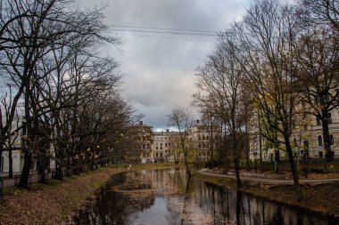 Avrupa 'daki şehir parkındaki kanal. Riga, Letonya 'nın sonbahar şehri. Modern mimari.