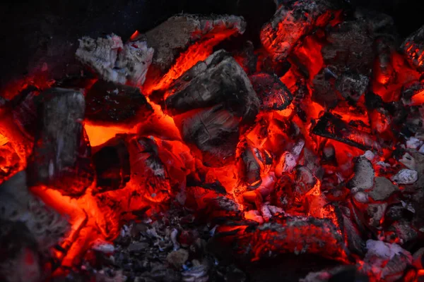 Κοντινό Πλάνο Κόκκινα Κάρβουνα Στη Φωτιά Καυσόξυλα — Φωτογραφία Αρχείου