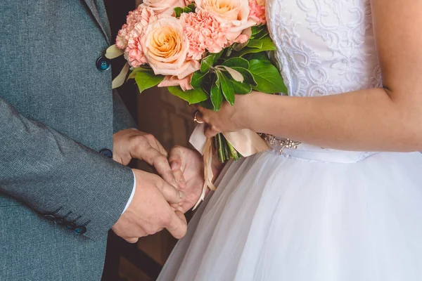 Nevěsta Ženich Drží Ruce Svatební Den Detailní Záběr — Stock fotografie