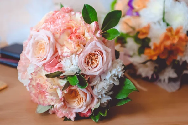 Krásná Nevěsta Kytice Růží Stole Detailní Záběr — Stock fotografie