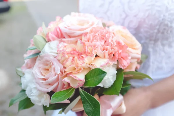 Detailní Záběr Krásné Růže Kytice Náručí Nevěsty Svatební Den — Stock fotografie