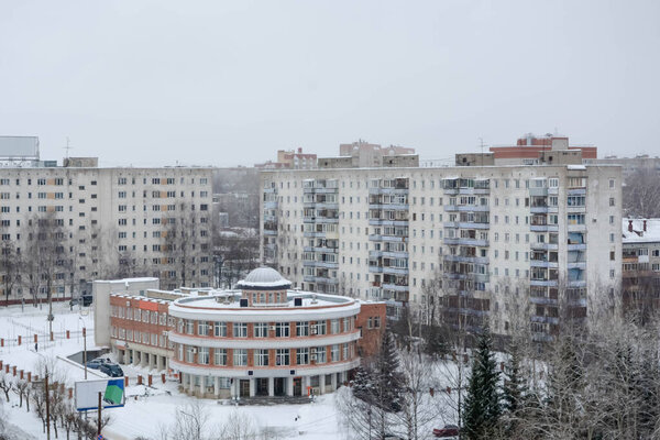 Вид на Киров сверху. Типичная городская архитектура России. Зимний облачный день. Круглое здание.