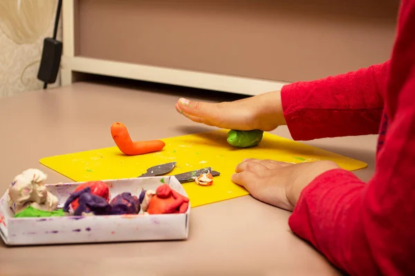 Enfant Roule Morceau Plasticine Verte Sur Carton Jaune Développement Précoce — Photo