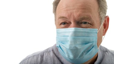 Beyaz arka planda izole edilmiş korona salgını sırasında mavi tıbbi maskeli yaşlı adam. Coronavirus Corona karantina konsepti