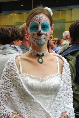   Wave Gothic Meeting, Mayıs 2015, Leipzig, Almanya: şehir merkezinde geleneksel gotik giysiler içinde mutlu kız