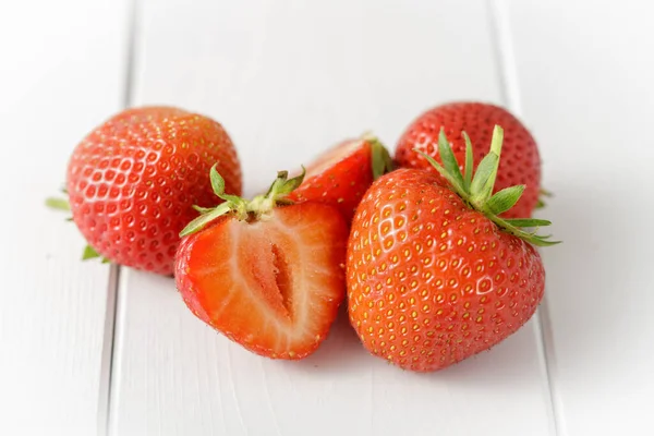 Fresa Dulce Fresca Entera Media Cerca Sobre Fondo Madera Blanca — Foto de Stock