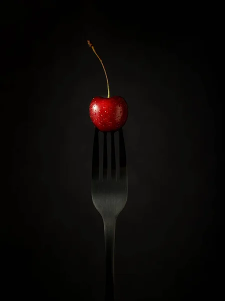 Tenedor Negro Con Una Cereza Roja Con Gotas Agua Sobre — Foto de Stock