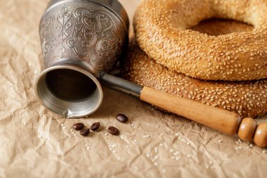 İki geleneksel Türk simit susamlı simit ve kâğıt arkaplanda kahve.