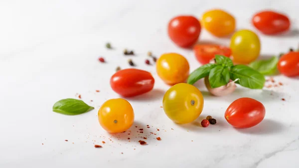 Pomodori Ciliegini Multicolori Sparsi Sul Tavolo Marmo Sfondo Chiaro Con — Foto Stock