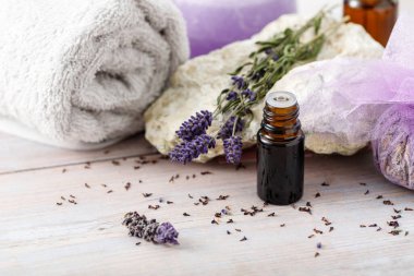Doğal lavanta özlü yağlı spa aromaterapi bileşimi, bir kese kurumuş çiçek. Kopya alanı olan tahta arkaplan