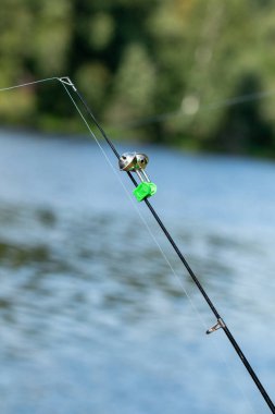 Besleyici oltaya asılmış çanlar, besleyici balıkçılık sırasında sinyal için.