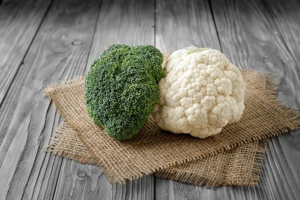 Cavolfiore Fresco Broccoli Tavola Invecchiata Legno Sfondo Grigio Con Spazio — Foto Stock