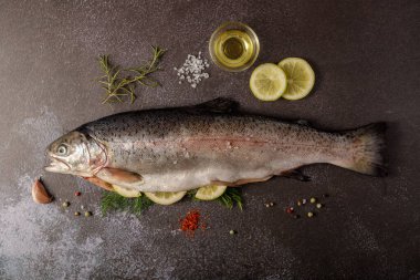 Soyulmuş taze somon alabalığı pişirmek için tuz, dereotu ve limonla hazırlanır.