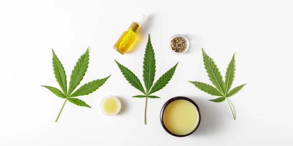 CBD yağı, kenevir merhemi, yapraklar ve kenevir tohumlarıyla kaplıca. Kopyalama alanı olan ışık arkaplanı