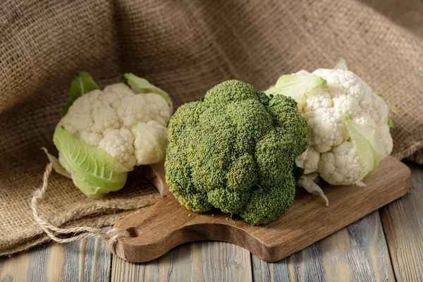 Broccoli Freschi Cavolfiore Tavolo Rustico Legno Con Sacco Iuta — Foto Stock