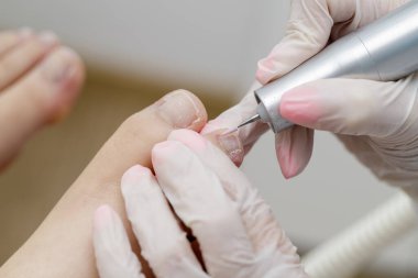 Güzellik salonundaki alet ile pedikür profesyonel prosedürü. Süreç kapanışı
