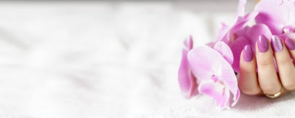 Prachtige Handen Met Frisse Roze Lila Manicure Met Orchidee Bloem — Stockfoto