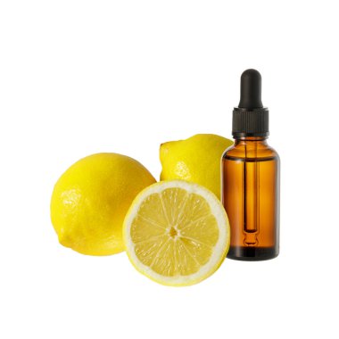 Koyu kahverengi cam şişe yüz serumu C vitamini ya da beyaz üzerine izole edilmiş gerekli yağ ve limonlar.