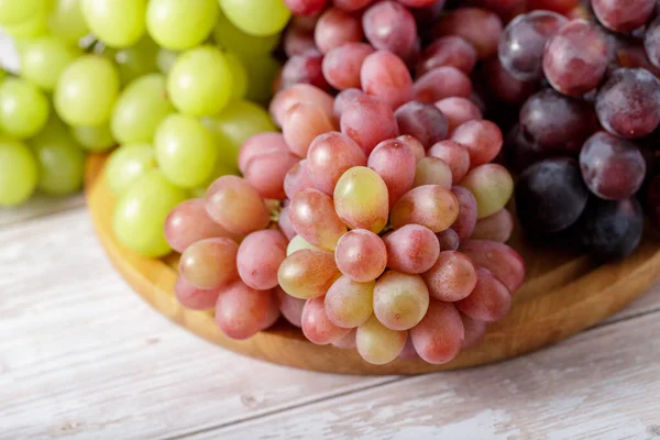 Divers Grappes Raisins Frais Couleur Sur Planche Bois Récolte Automne — Photo