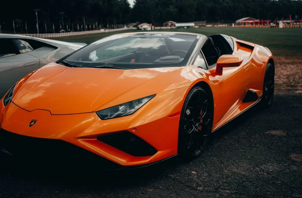 Farmington Polo Sahası, Farmington, CT USA - 22 Ağustos 2020 Lamborghini Yarış Arabasının Önü. Rüya Biniciliği Kulübü.