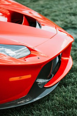 Farmington Polo Sahası, Farmington, CT USA - 22 Ağustos 2020: Kırmızı Ferrari Yarış Arabasının ön görüntüsü. Rüya Biniciliği Kulübü.