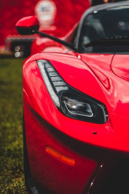 Farmington Polo Sahası, Farmington, CT USA - 22 Ağustos 2020: Kırmızı Ferrari Yarış Arabasının ön far görüntüsü. Rüya Biniciliği Kulübü.