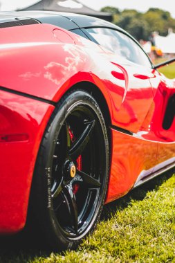 Farmington Polo Sahası, Farmington, CT USA - 22 Ağustos 2020: Kırmızı Ferrari Yarış Arabasının arka tekerlek manzarası. Rüya Biniciliği Kulübü.