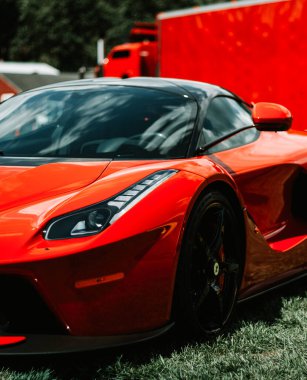 Farmington Polo Sahası, Farmington, CT USA - 22 Ağustos 2020: Kırmızı Ferrari Yarış Arabasının ön tekerlek manzarası. Rüya Biniciliği Kulübü.