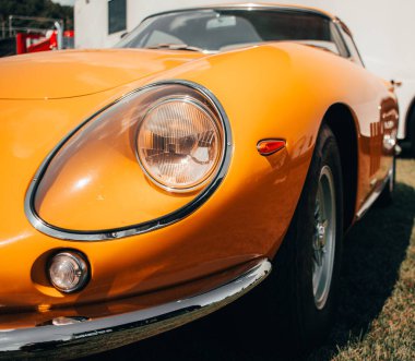 Farmington Polo Sahası, Farmington, CT USA - 22 Ağustos 2020: Ferrari Vintage Race Car 'ın ön görüntüsü. Rüya Biniciliği Kulübü.