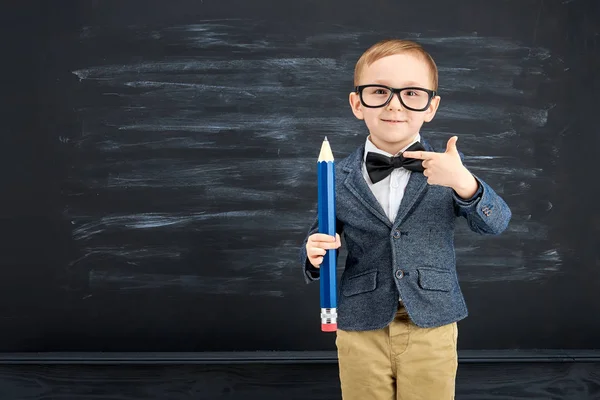 Jongetje Tegen Blackboard School Concept Stockfoto