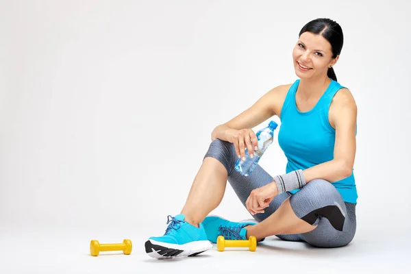 Lachende Vrouw Drinkwater Sportschool Fitness Studio Concept Stockfoto