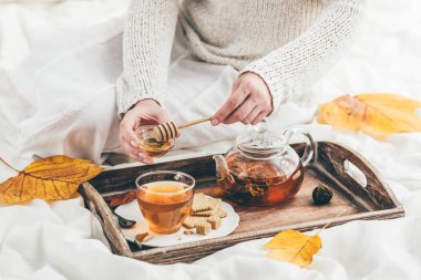Yatakta kadın ve ısınma çay. Pencere ışık