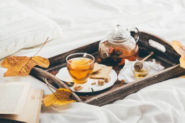 Isınma çay yatakta. Pencere ışık