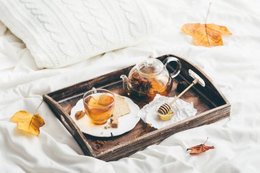 Isınma çay yatakta. Pencere ışık