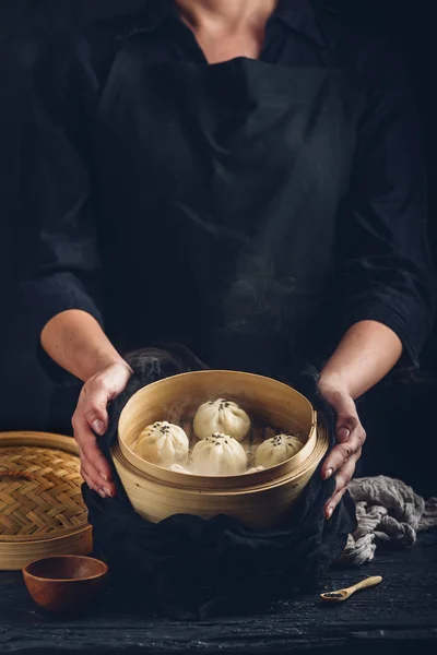 Vrouw Presentatie Van Dim Sum Dumplings Steamer — Stockfoto