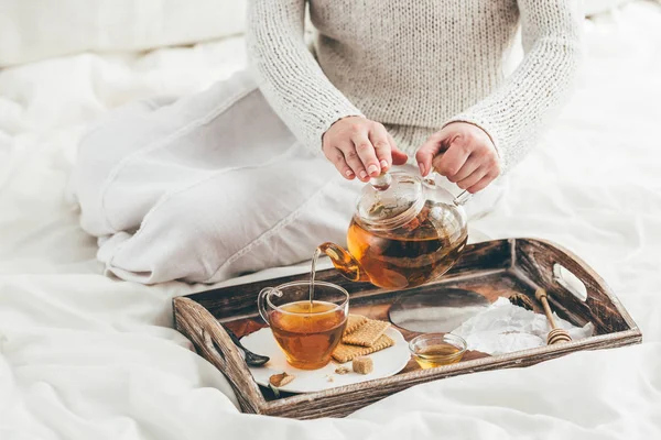 Kobieta Ocieplenie Herbaty Łóżku Światła Okna — Zdjęcie stockowe